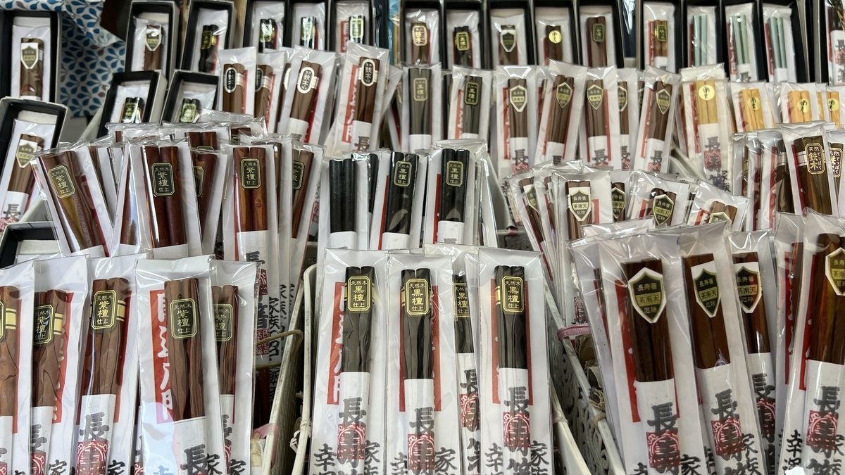 정갈하게 진열된 가고시마 전통 대나무 공예품 진열대