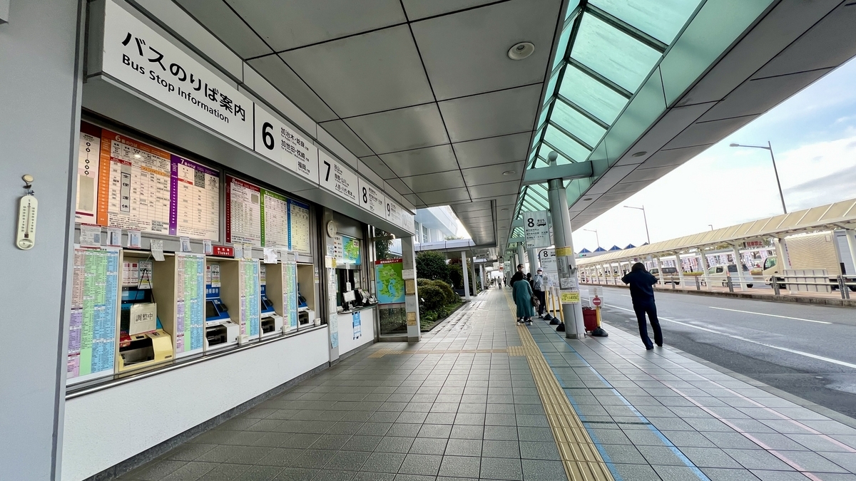 가고시마 공항 1층 8번 승차장 주변의 지붕 있는 통로와 안내 표지판