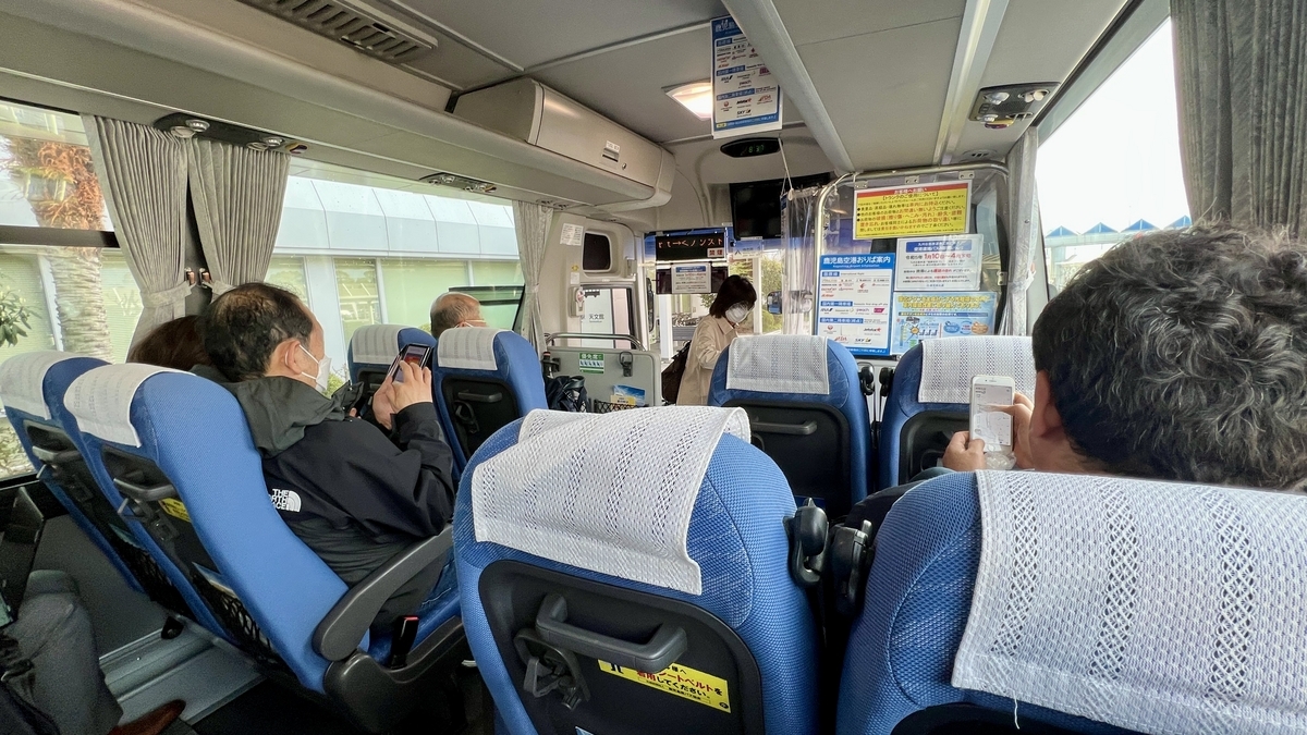 파란색 좌석이 줄지어 있는 가고시마 공항 리무진버스 내부