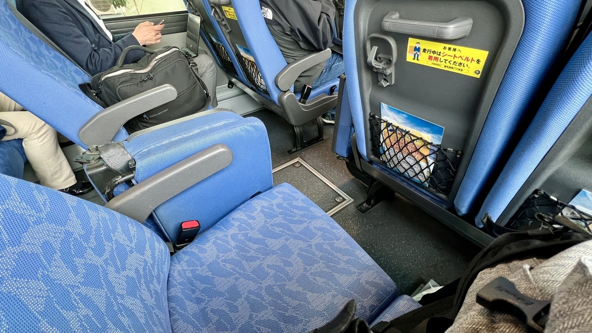 가고시마 공항 리무진버스 리클라이닝 좌석과 좌석 뒷면 포켓