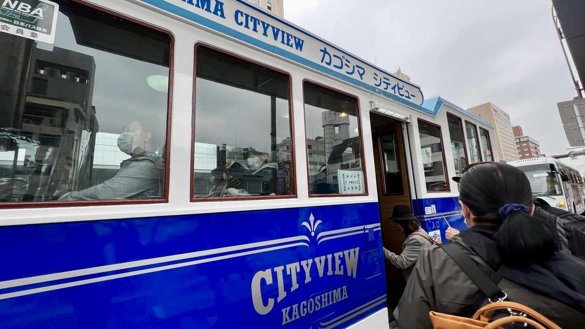 버스 측면의 CITY VIEW 로고와 탑승 중인 관광객