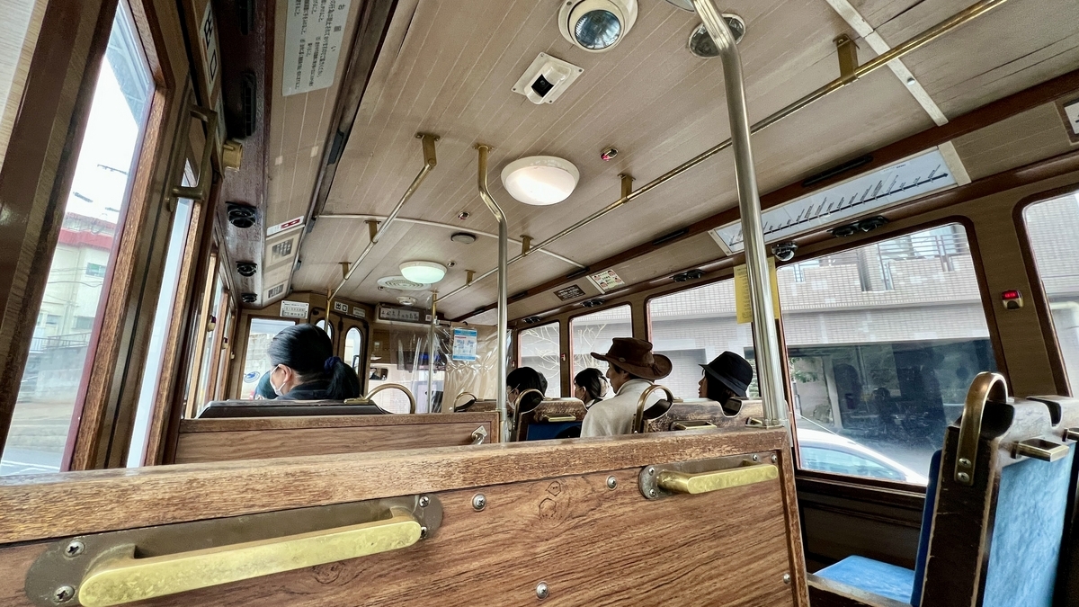 우드톤 인테리어가 돋보이는 가고시마 시티뷰 좌석 구역