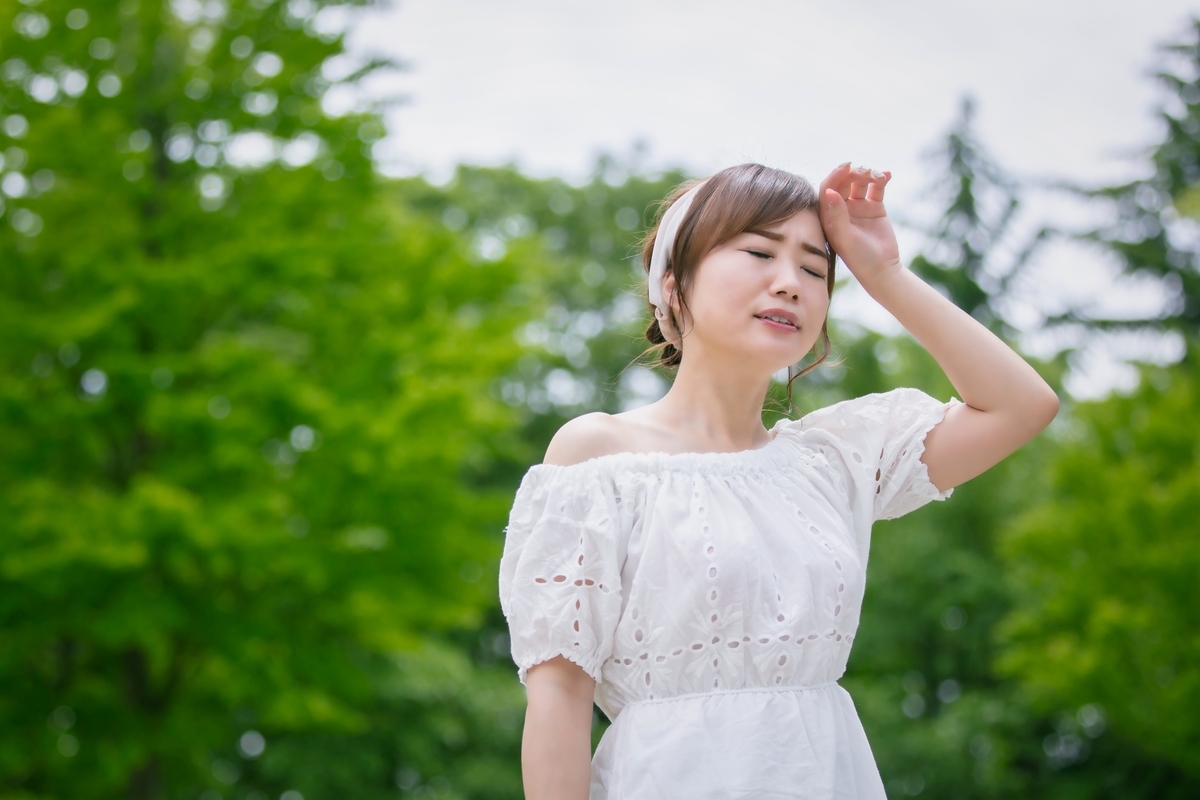หญิงสาวที่เหนื่อยล้าจากการเดิน