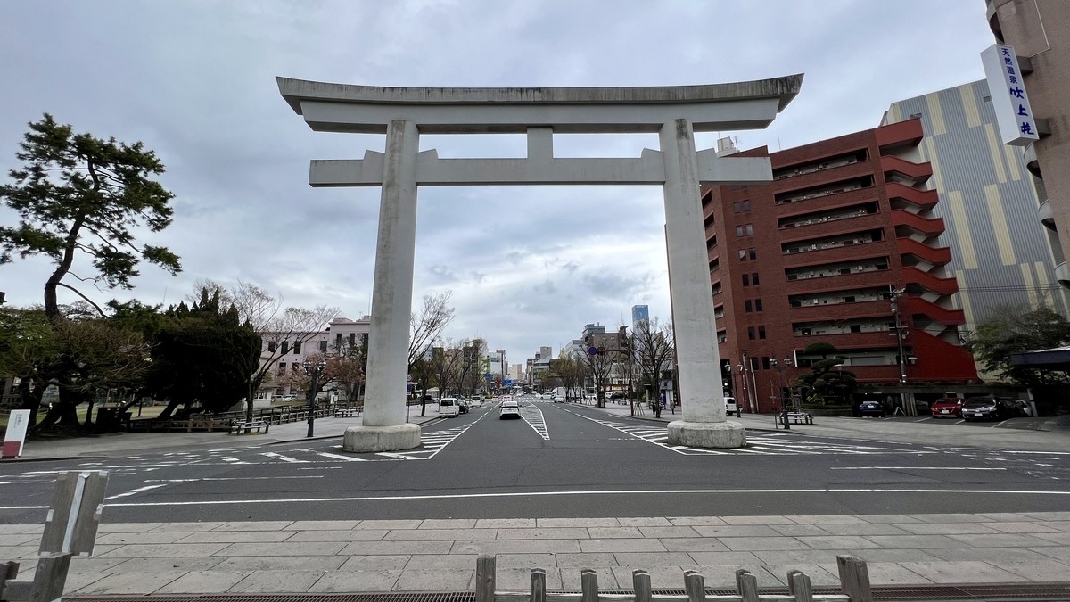 ประตูโทริอิหินขนาดใหญ่ที่ทางเข้าศาลเจ้าเทรุกุนิจินจะ