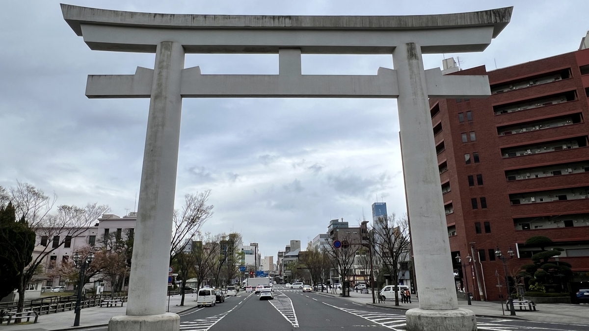 ประตูโทริอิของศาลเจ้าเทรุกุนิจินจะโดดเด่นท่ามกลางเมืองคาโกชิมะ