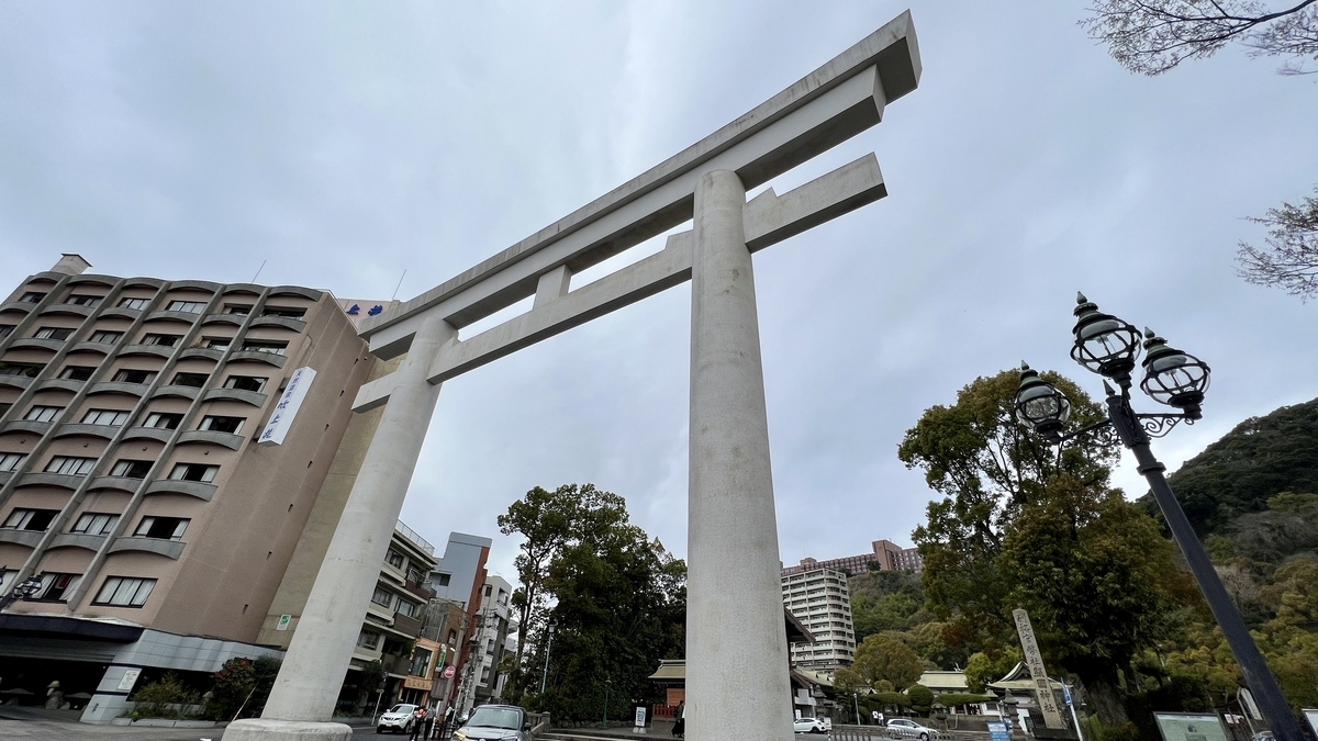 มุมมองจากด้านล่างของประตูโทริอิศาลเจ้าเทรุกุนิจินจะ