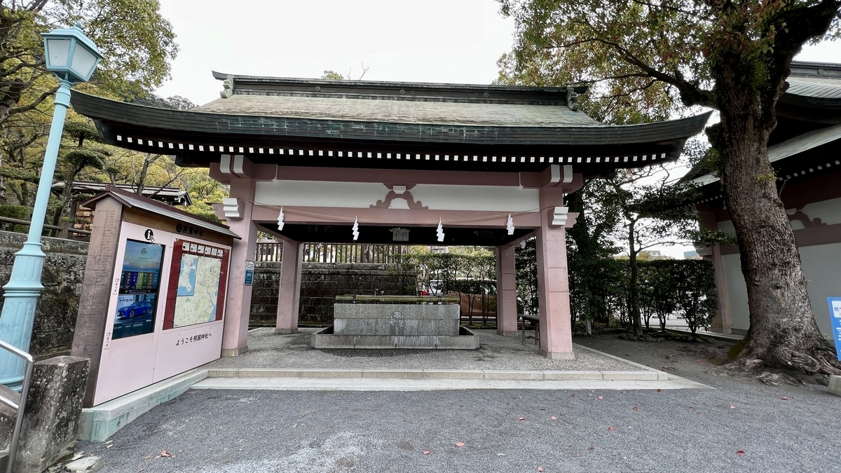 บ่อน้ำชำระล้างร่างกายพร้อมท่อไม้ไผ่ในศาลเจ้าเทรุกุนิจินจะ