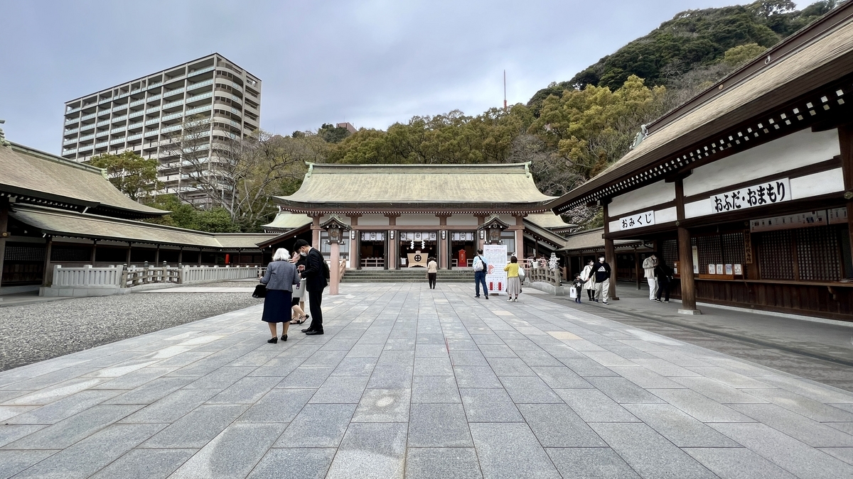 ภาพด้านหน้าของอาคารหลักศาลเจ้าเทรุกุนิจินจะ