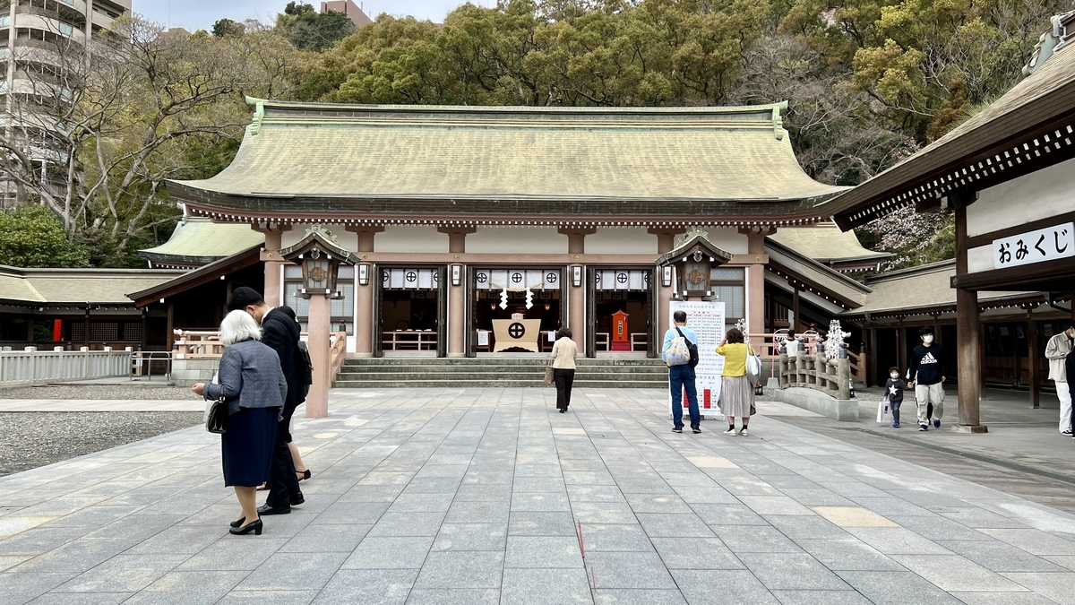 ภาพมุมเฉียงของอาคารหลักศาลเจ้าเทรุกุนิจินจะ