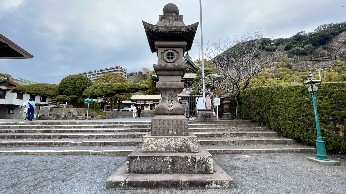 โคมไฟ紀念สงครามรัสเซีย–ญี่ปุ่นภายในศาลเจ้าเทรุกุนิจินจะ