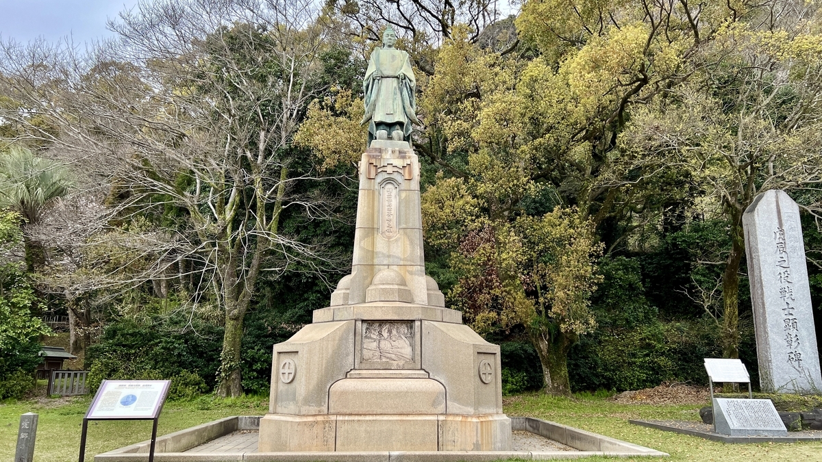 รูปปั้นท่านลอร์ดชิมาสึ นาริอากิระในศาลเจ้าเทรุกุนิจินจะ