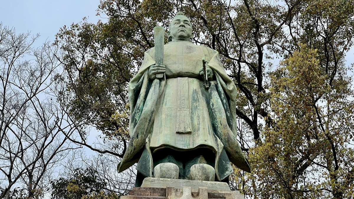 ภาพใกล้ของรูปปั้นท่านลอร์ดชิมาสึ นาริอากิระที่มีใบหน้าเข้มแข็ง