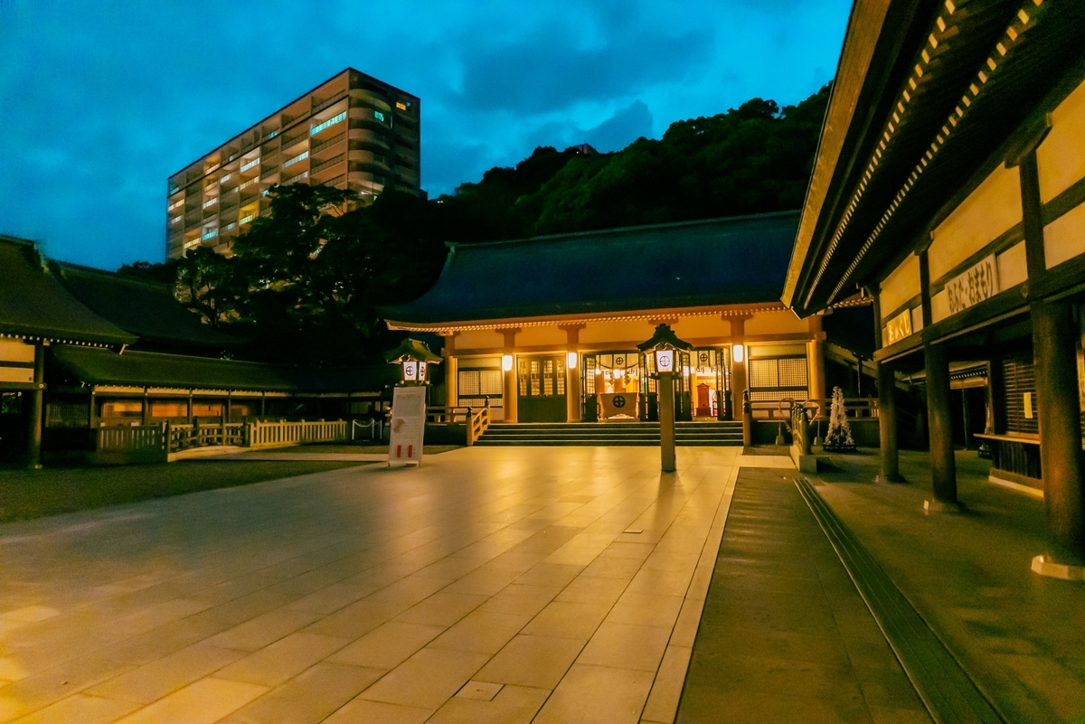 อาคารหลักของศาลเจ้าเทรุกุนิจินจะในยามค่ำที่สว่างด้วยแสงไฟอบอุ่น