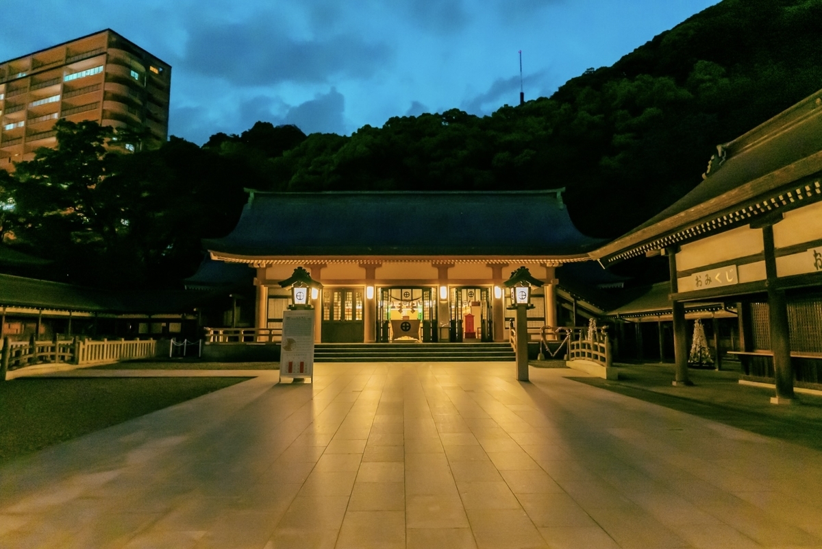 ศาลเจ้าเทรุกุนิจินจะยามค่ำคืนที่ส่องสว่างด้วยแสงไฟอบอุ่น