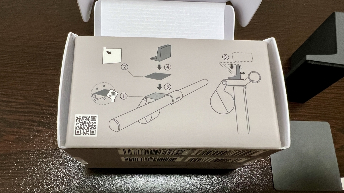 外箱に印刷されたウェブカメラアクセサリーの取り付け方法説明