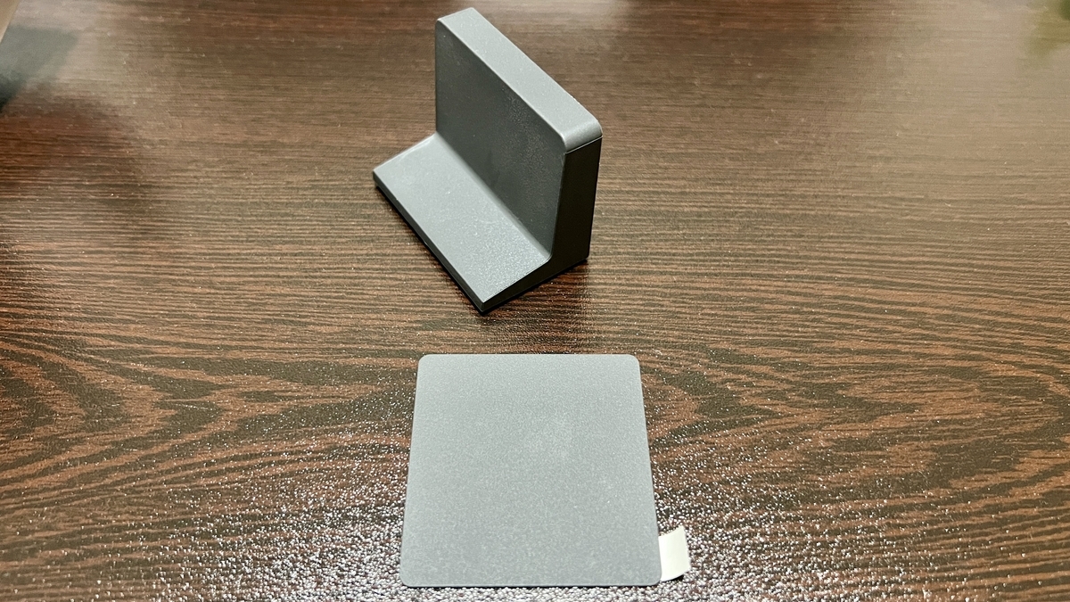 ウェブカメラアクセサリーに同梱されている設置用の上下パーツ