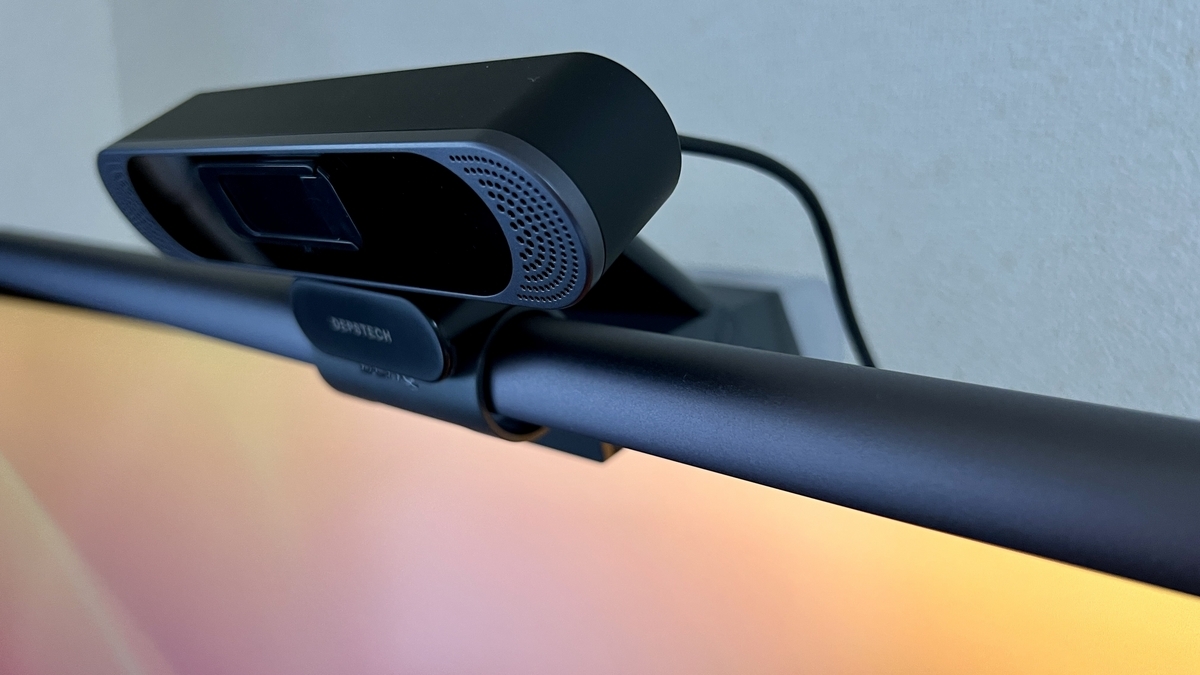 ウェブカメラアクセサリーを使わずScreenBar Halo上に直接設置されたWebカメラの正面