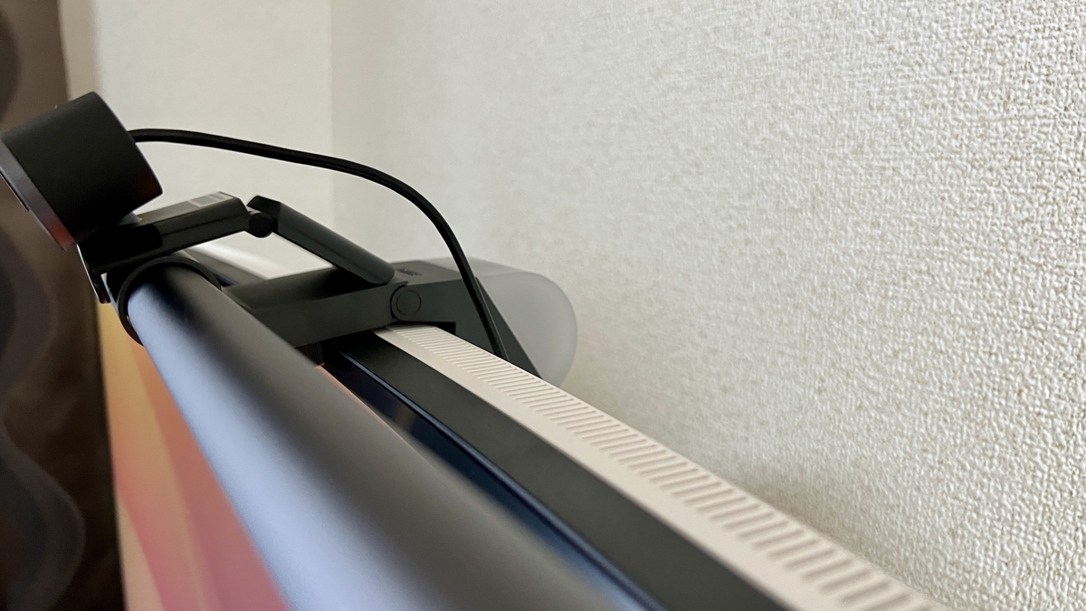 ウェブカメラアクセサリーなしで設置したWebカメラを横から見た様子