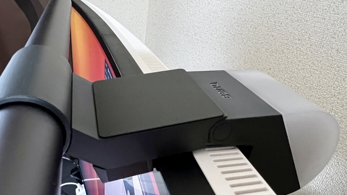 ScreenBar Haloに貼り付けるウェブカメラアクセサリー下台の設置作業