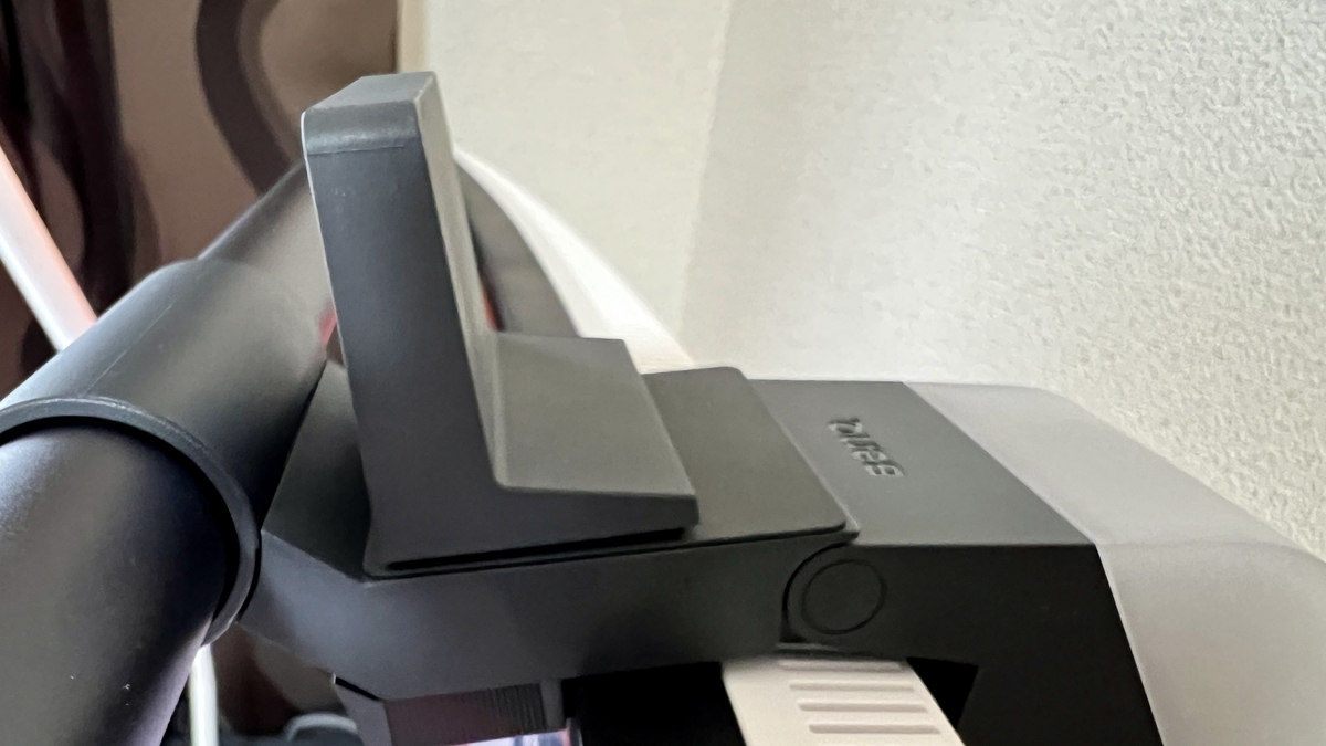 磁石で固定されるウェブカメラアクセサリー上台を装着した様子