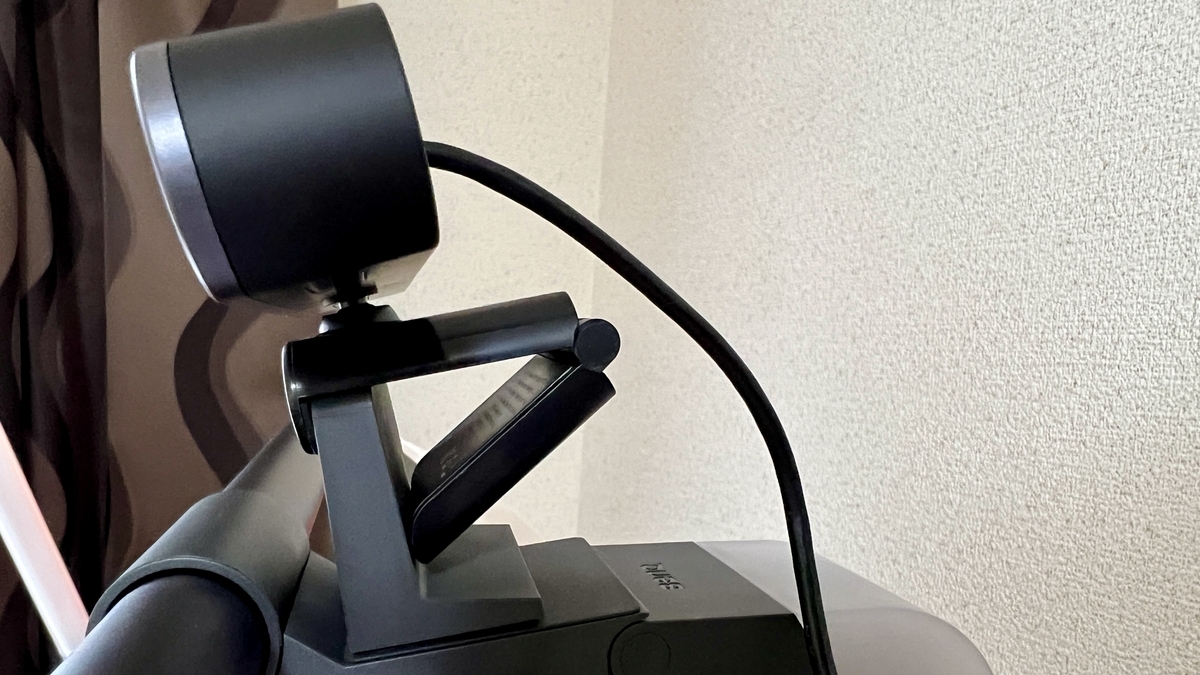 ウェブカメラアクセサリー上台にWebカメラを取り付けた状態