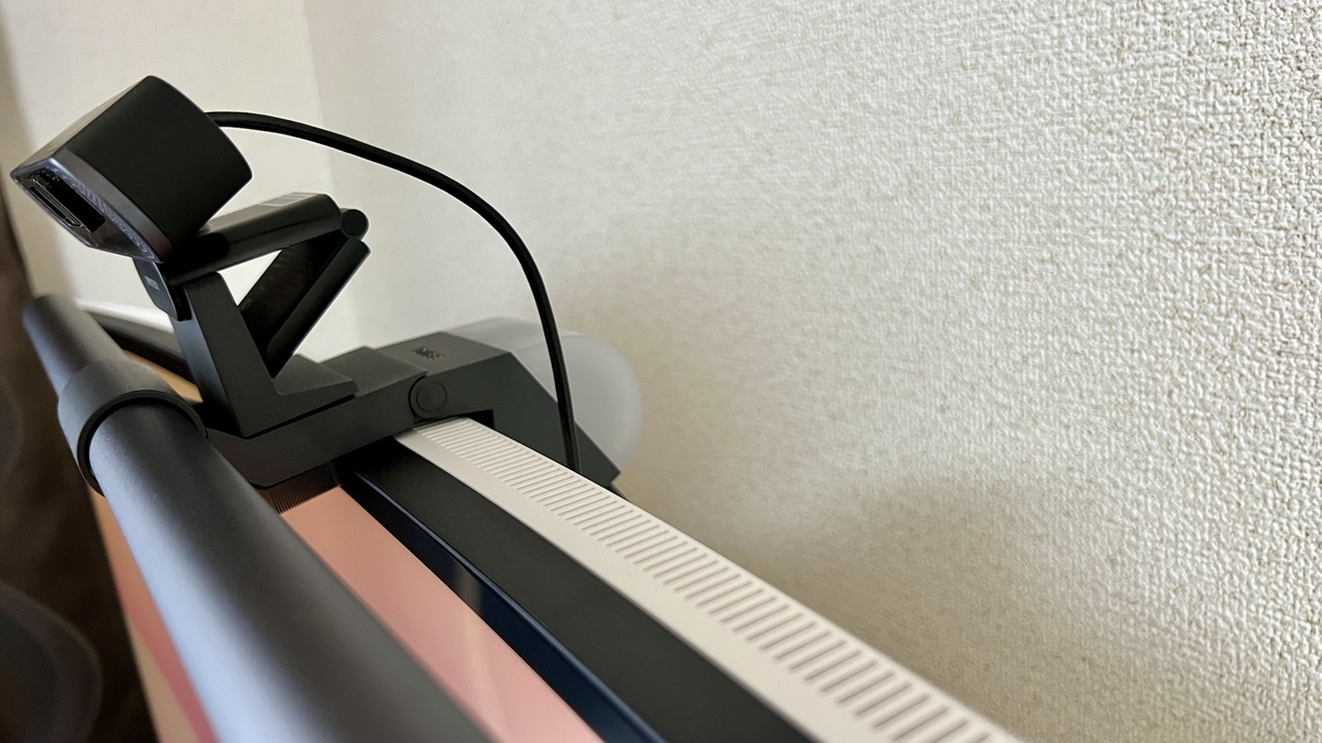 両面テープで固定したWebカメラが安定して設置された状態