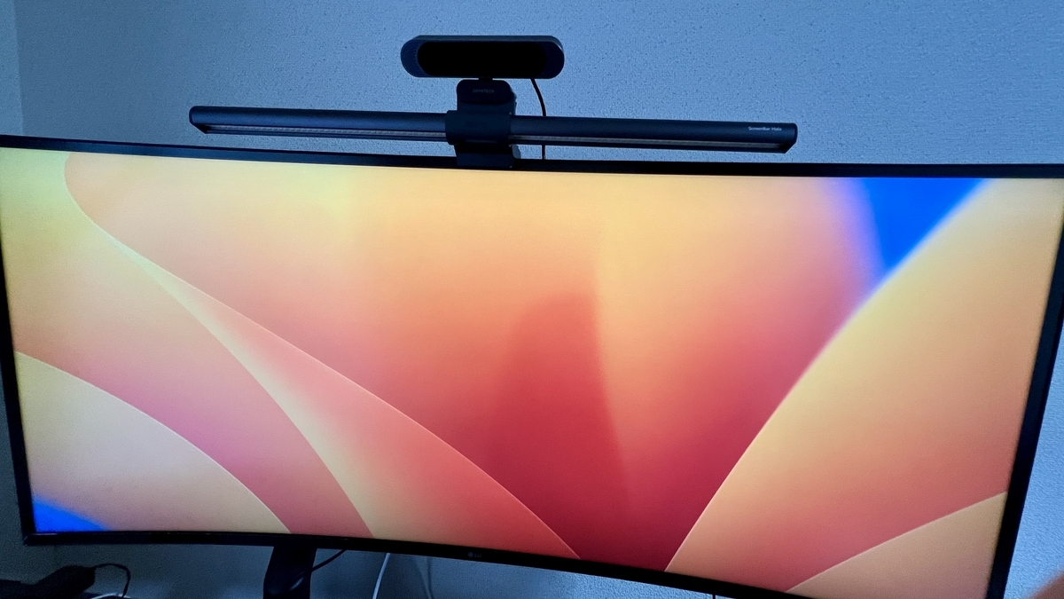 モニター上に設置されたScreenBar HaloとWebカメラの全体構成