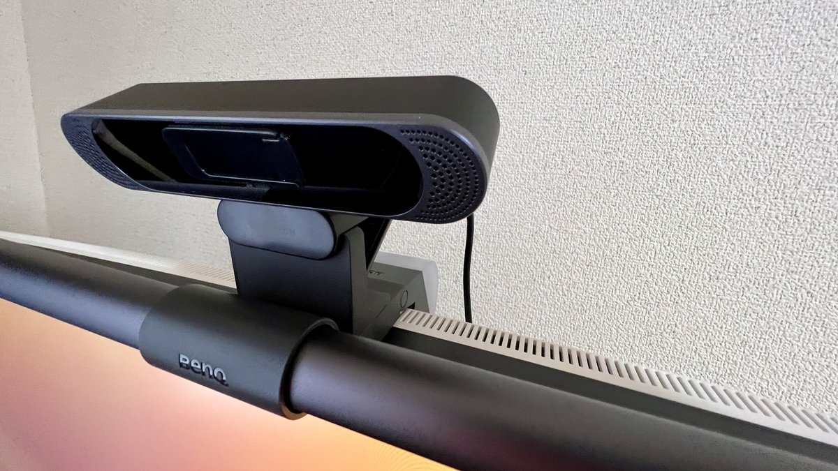 ScreenBar Halo上で安定して固定されたWebカメラの近接写真