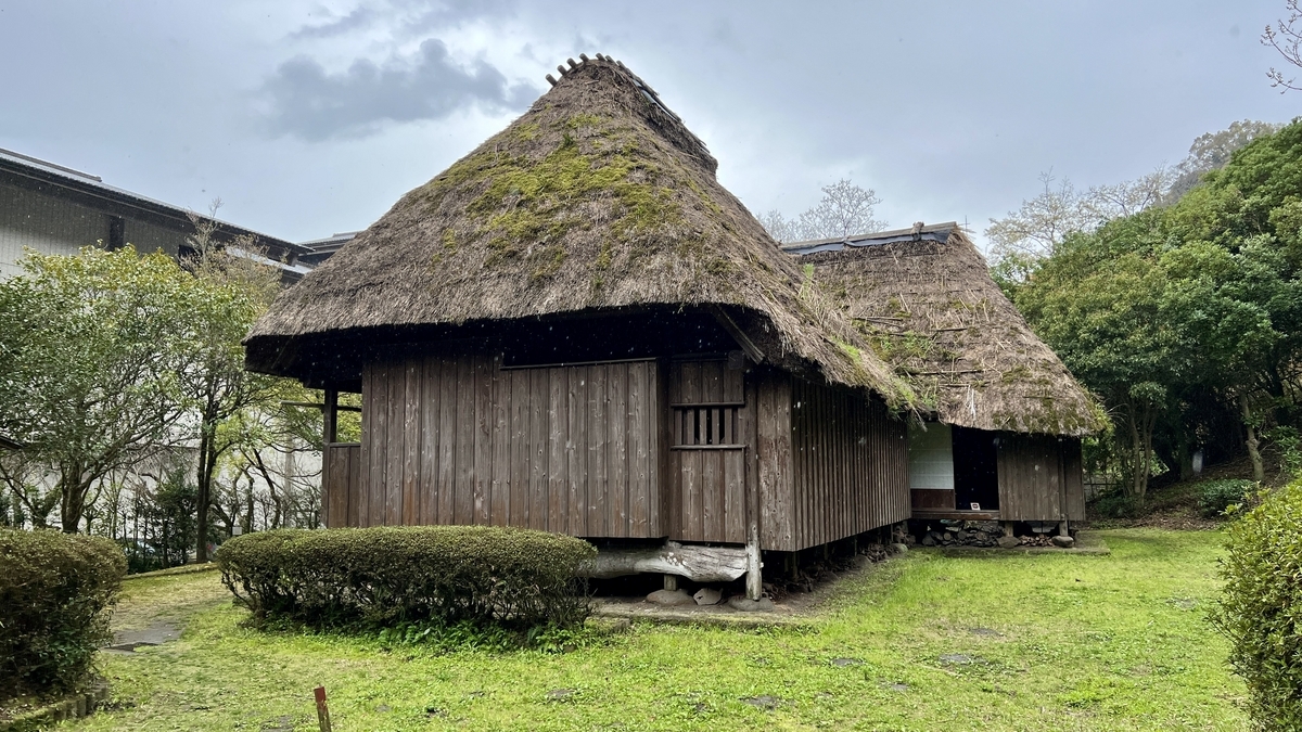 Exterior view of the thatched-roof farmhouse Tenoma Futatsuya in the Reimeikan garden