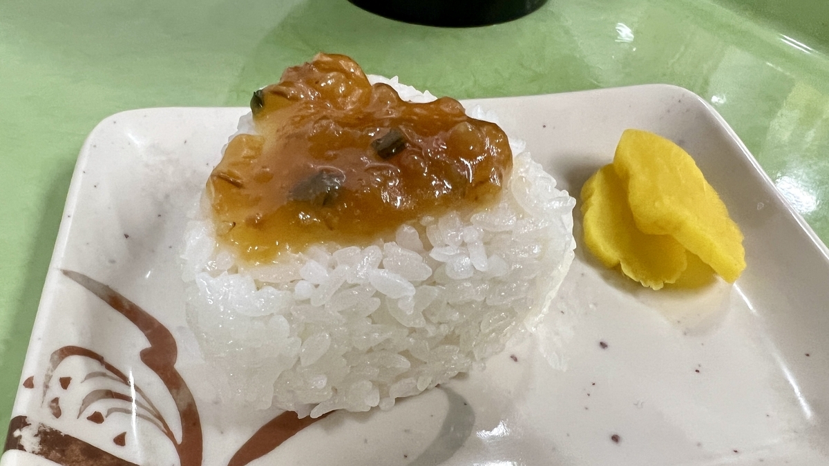 Onigiri de miso de Toyokichi Udon servido con encurtidos