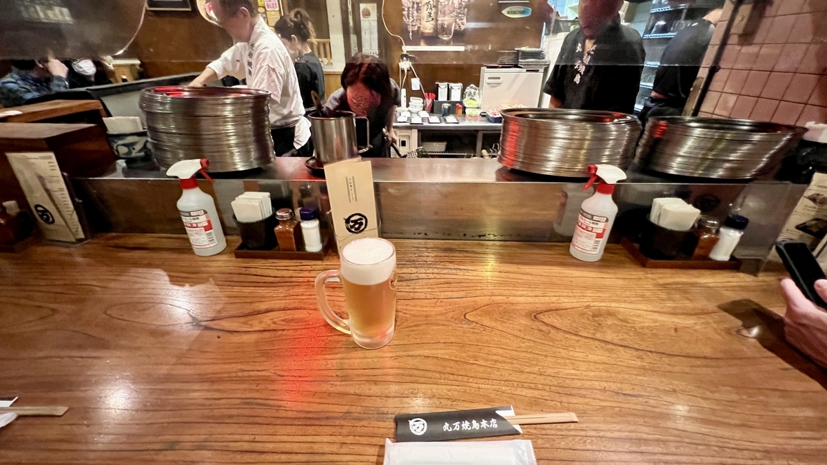 丸万分店的吧台座位和厨房景象