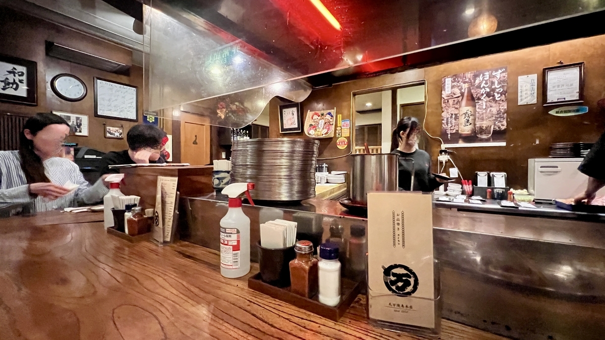 店内深处的榻榻米座位和吧台氛围