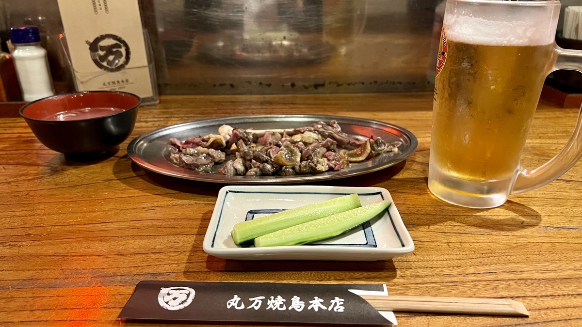 烤鸡腿与汤和黄瓜套餐