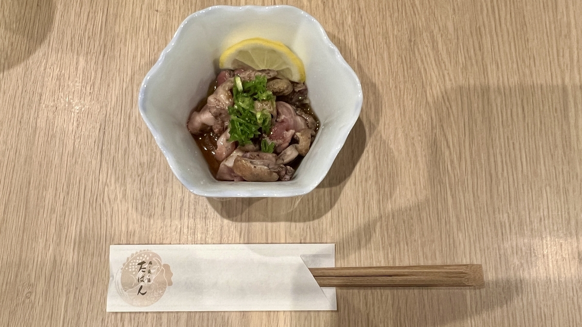 작은 접시에 담긴 종계 타타키 하프 사이즈