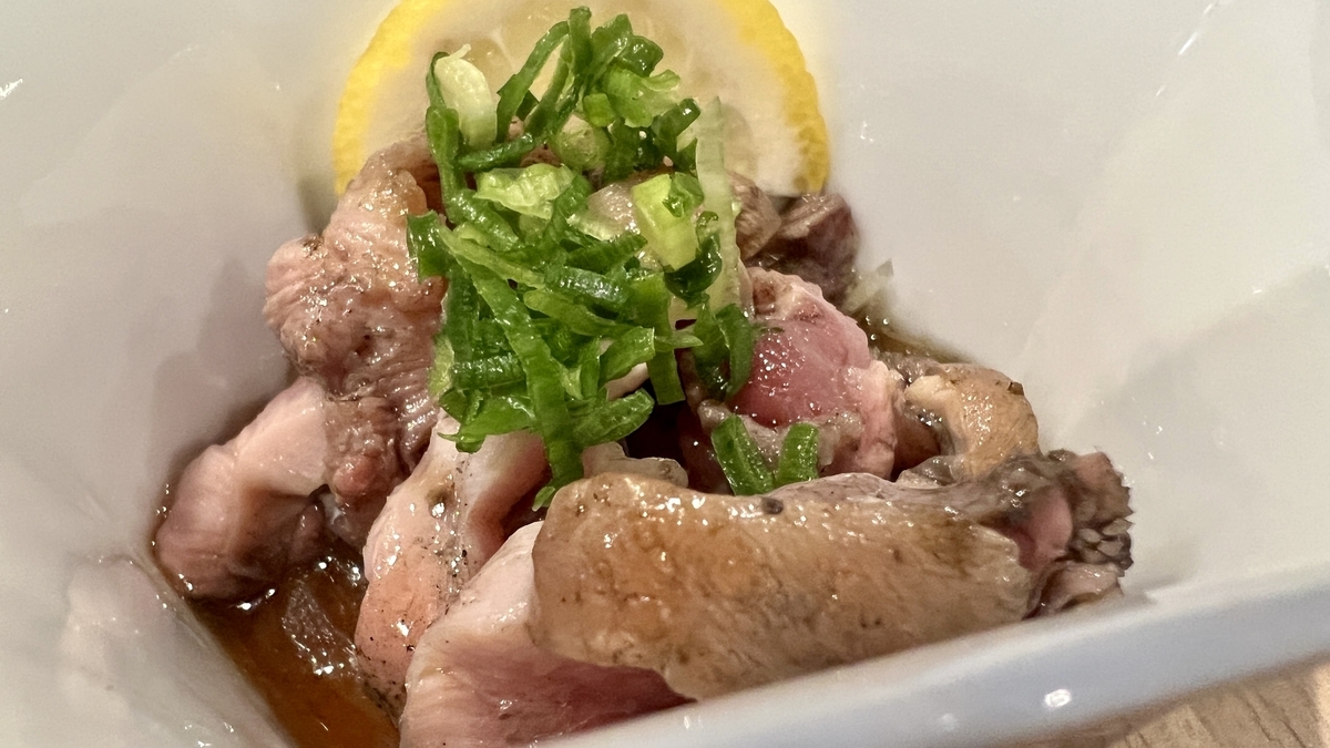 다진 파와 레몬이 곁들여진 종계 타타키 클로즈업