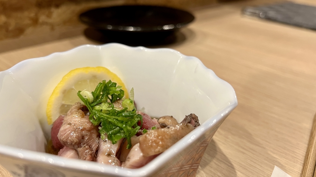 부드러운 닭고기 질감이 전해지는 종계 타타키 플레이팅