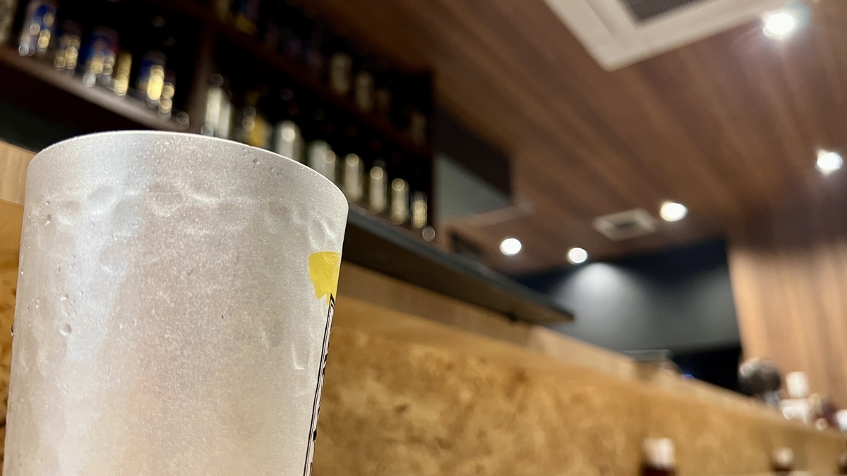 카운터석에서 제공된 음료와 실내의 차분한 분위기