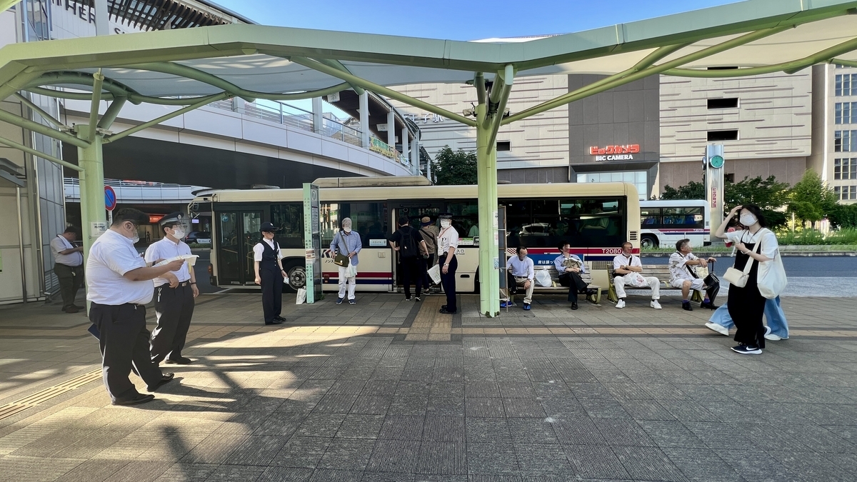 八王子駅南口のバスロータリーで富士森公園行きのバスを待つ人たちと広がる空