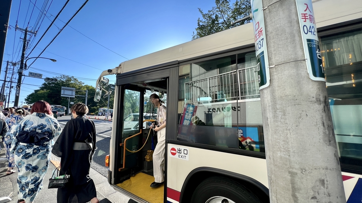 富士森公園バス停で降車する人と停車中のバス