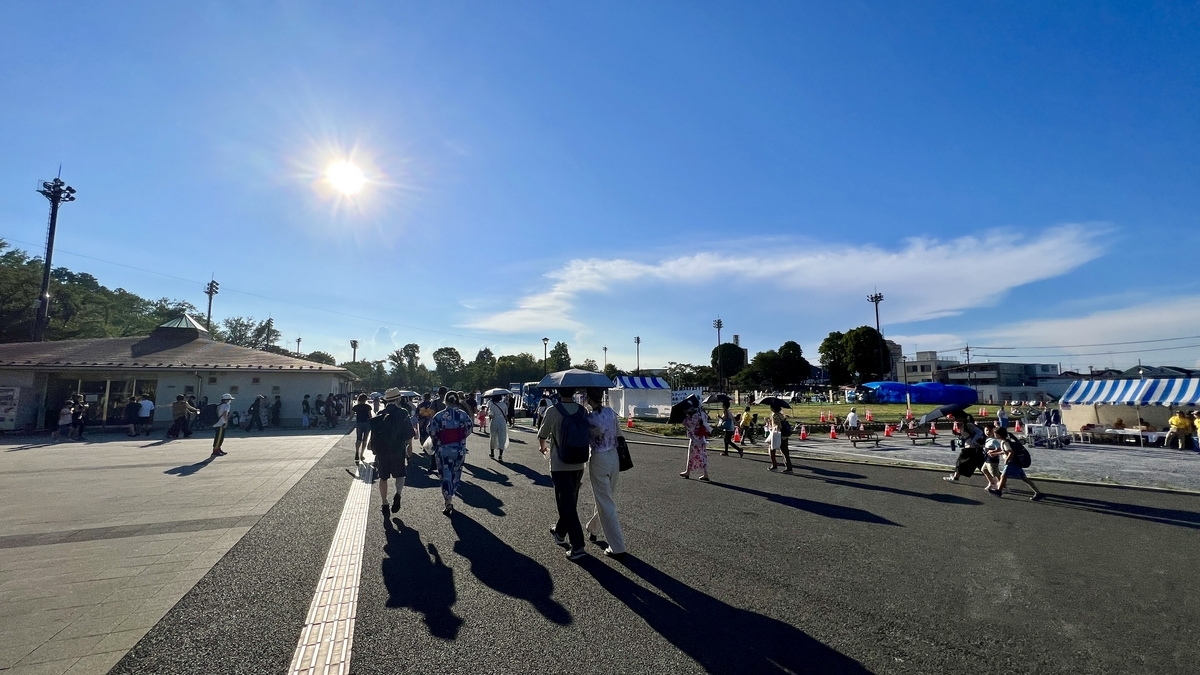 富士森陸上競技場へ向かう人々と広場の景色