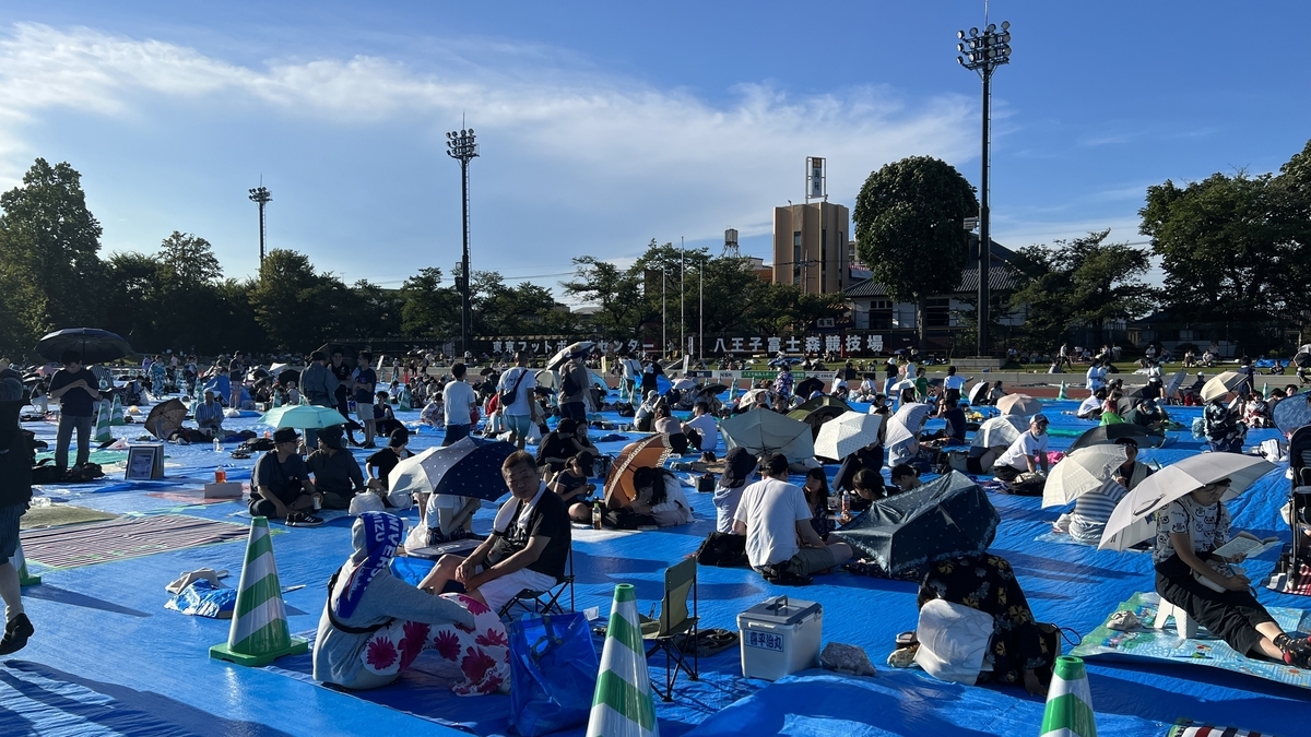 参加者がレジャーシートを広げて場所取りを進める様子