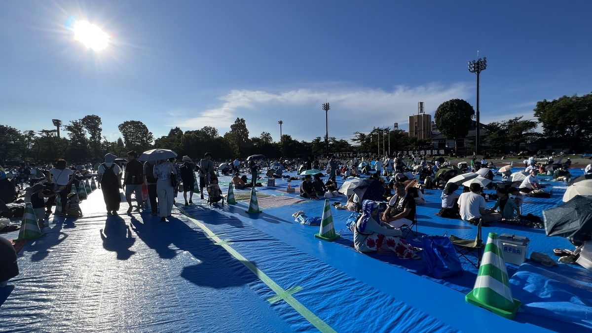 晴れた空の下で広く開けた観覧エリアが広がる富士森陸上競技場