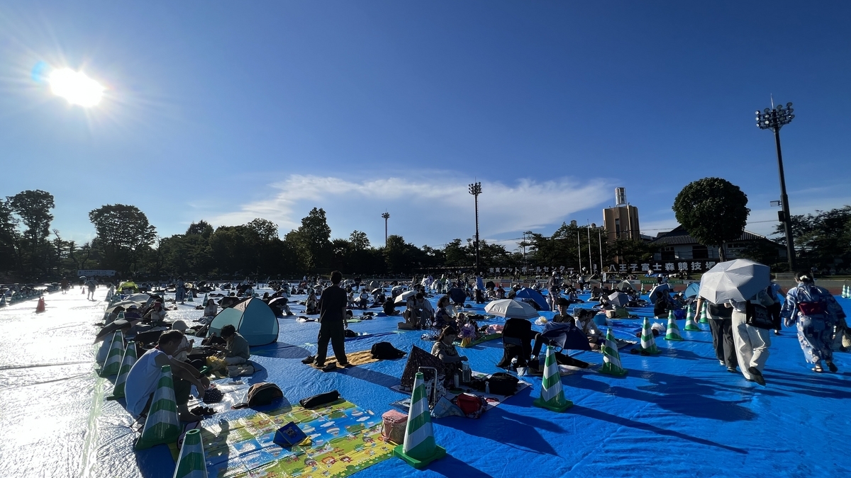 広々としたトラックと芝生エリアに広がる観覧席