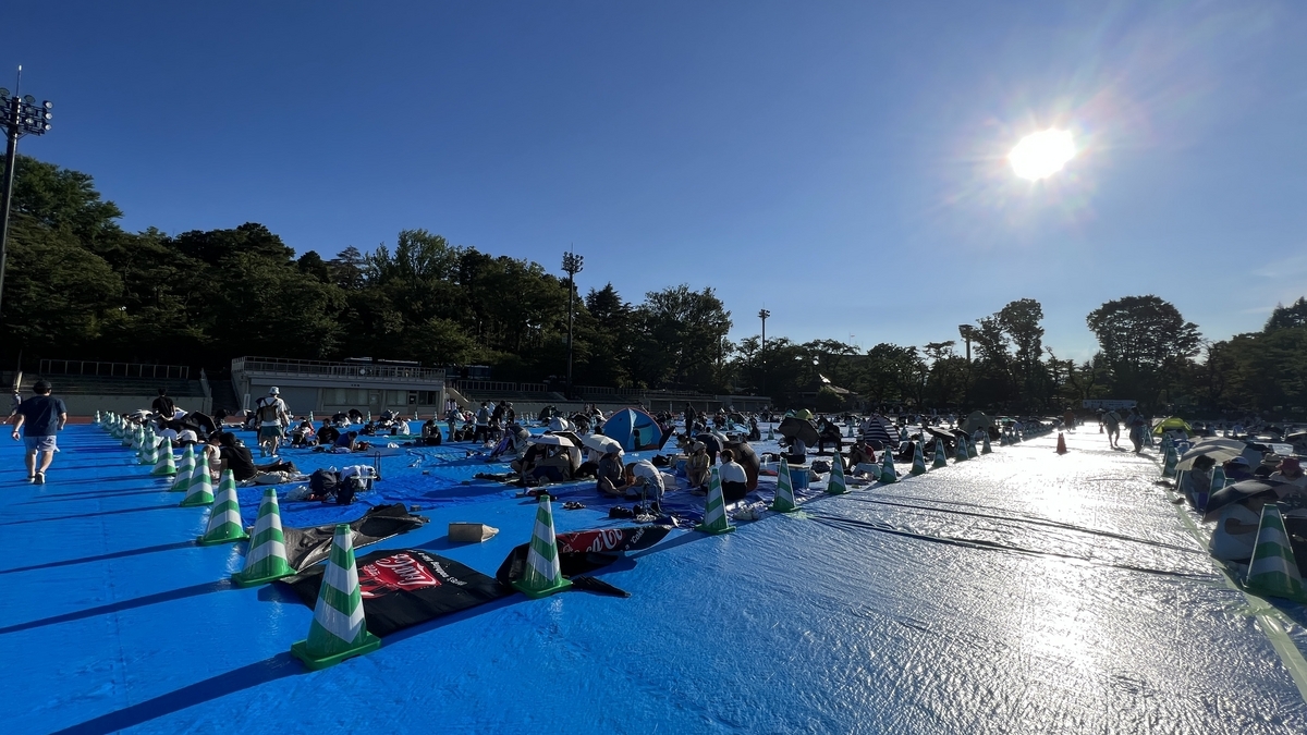 観覧席として一面に広がる青いレジャーシート