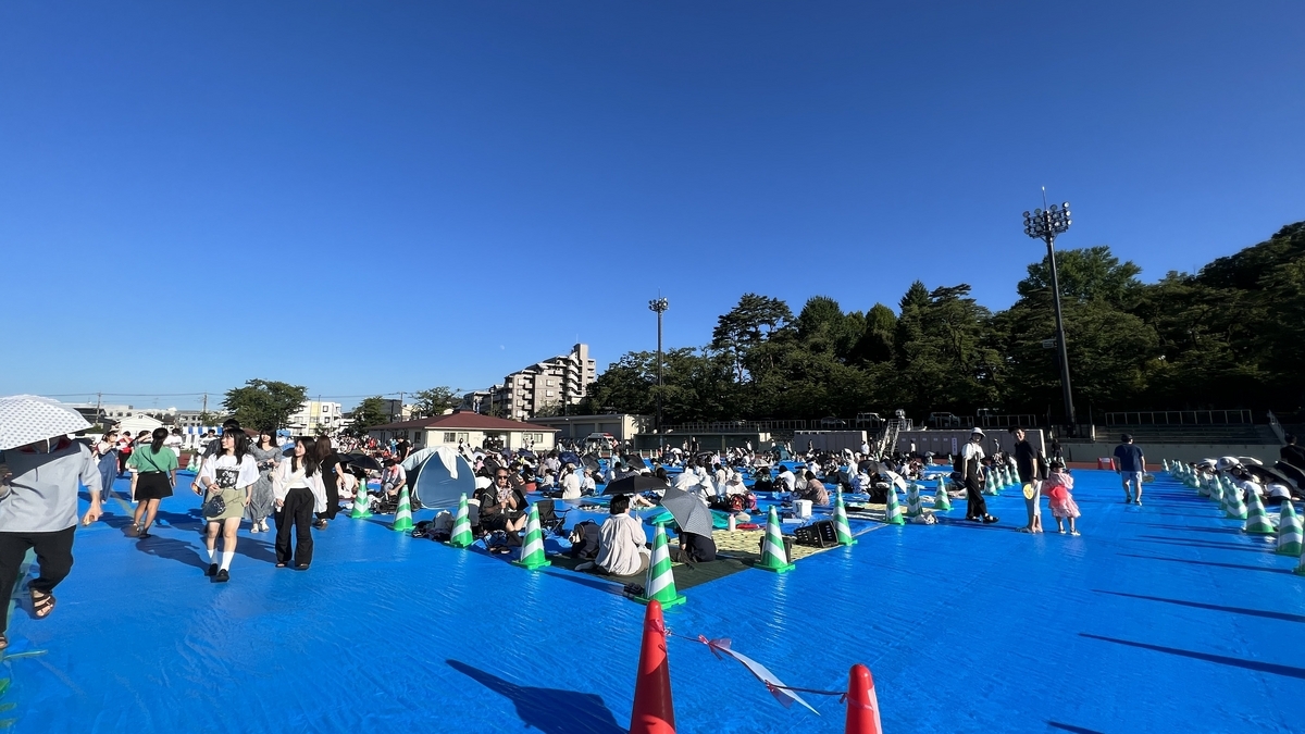 スタジアム周囲の緑と開けた空が見える観覧エリア