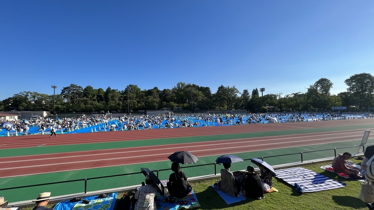 夏の夕方に集まる人々とゆったりした時間の空気