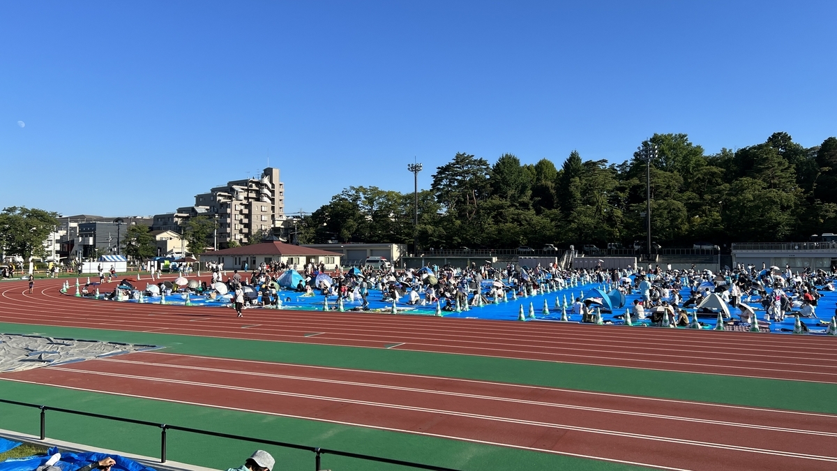 スタンドと陸上トラックが見える広い会場風景