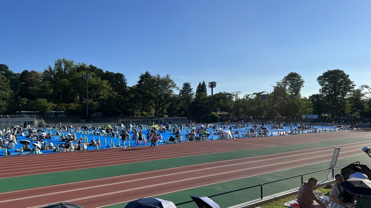 日陰を探して座る人たちの観覧準備の様子