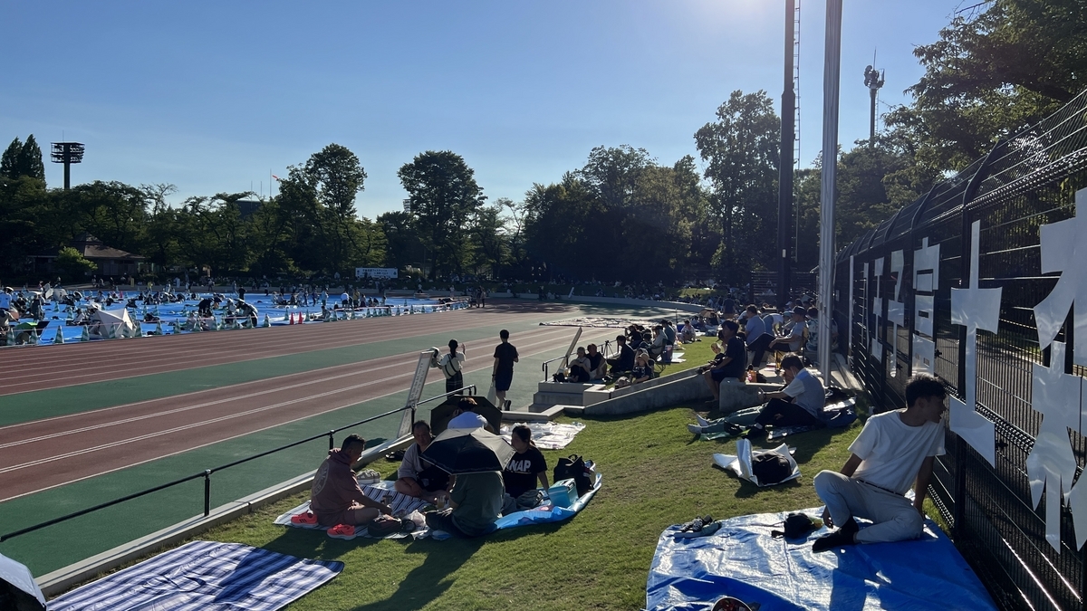 陸上トラック沿いに整然と並ぶ観覧スペース