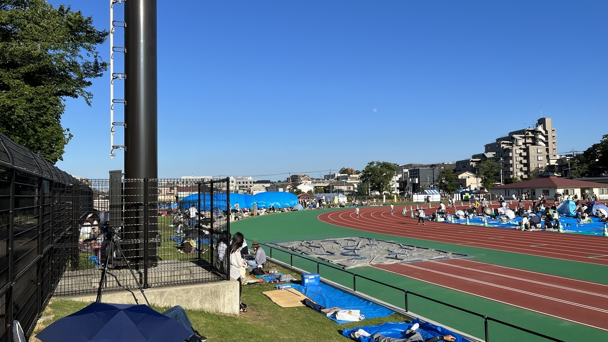 晴天の下で花火を待つ人々と広い空
